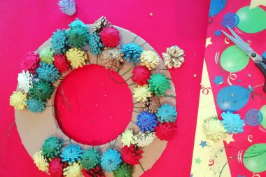 Beşinci adım - Çam kozalağı, karton ve yapıştırıcı tabancasından nasıl Noel çelengi yapılır. Yeni yıl dekoru. Yaratıcı el sanatları. Kendiniz yapın. Diy. Adım adım fotoğraf talimatları. Üst görünüm. 