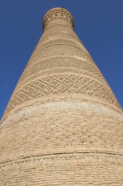Buhara, Özbekistan - 23 Kasım 2019: Kalon 'un Büyük Minaresi (şehrin sembolü), Kalon camisi ve Mir-i-Arap Madrasah. Mimari topluluk (12. yüzyıl), minare ve cami. 