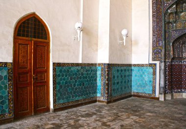 Buhara, Özbekistan - 24 Kasım 2019: Poi Kalan veya Po-i-Kalyan, Kalan minaresi etrafında soğuk hava koşullarında kurulmuş bir İslam dini kompleksi