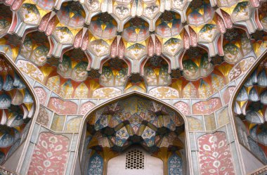 Buhara, Özbekistan - 25 Kasım 2019: Abdulaziz Khan medresesi, 1652 yılında inşa edildi. Medresenin ön cephesi çok güzel.. 