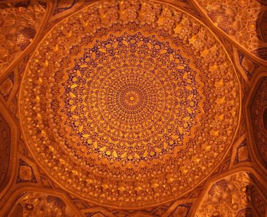 Semerkant, Özbekistan - 14 Kasım 2019: Madrasa Tilya Kori 'nin İçişleri. Altın mavisi fayanslar süslemeli ön cephe.