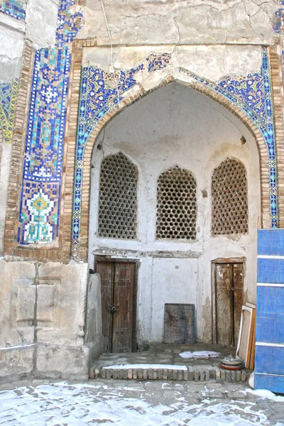 布哈拉 乌兹别克斯坦 2019年11月25日 阿卜杜勒阿齐兹汗宗教学校 建于1652年 马德拉沙漂亮的正面装饰 — 图库照片