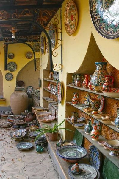 Buhara, Özbekistan - 29 Kasım 2019: Özbek Ulusal Hediyelik Eşyalar ve Hediyelik Eşyalar Dükkanı. 