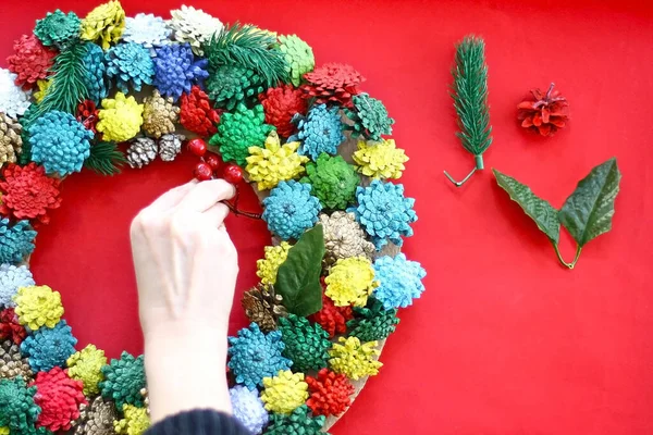 Step How Make Christmas Wreath Pinecones Cardboard Glue Gun New — Stock Photo, Image