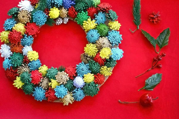 Altıncı adım - Çam kozalağı, karton ve yapıştırıcı tabancasından nasıl Noel çelengi yapılır. Yeni yıl dekoru. Yaratıcı el sanatları. Kendiniz yapın. Diy. Adım adım fotoğraf talimatları. Üst görünüm. 