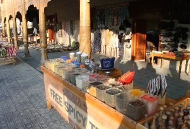 Buhara, Özbekistan, 29 Kasım 2019: Buhara 'da hatıra ticaret bölgeleri olarak da bilinen eski bir şehrin merkez caddesi..