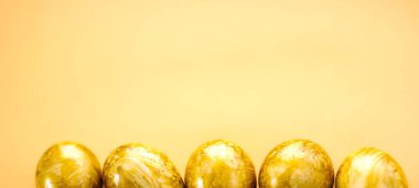 Yumurtalı Paskalya kompozisyonu. Sarı arka planda sarı yumurtalı Paskalya tebrik kartı, kopyalama alanı. Sancak boyutu