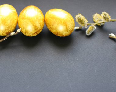 Paskalya arkaplanı, altın yumurtalar ve siyah arka planda söğüt ağacı. Poster, reklam, poster, kartpostal için şablon. Mutlu Paskalya arkaplanı üst görünümü, kopyalama alanı