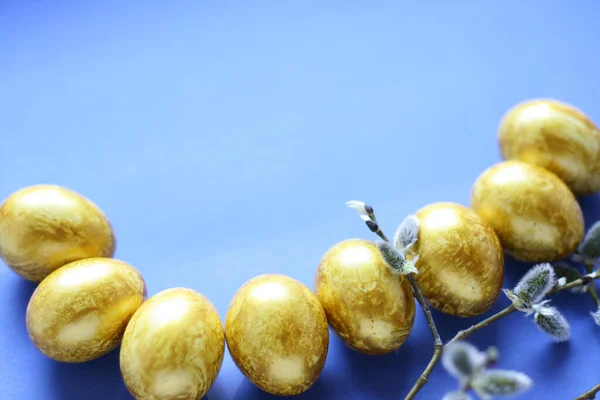Fundo Páscoa Com Ovos Dourados Salgueiro Fundo Azul Modelo Para — Fotografia de Stock