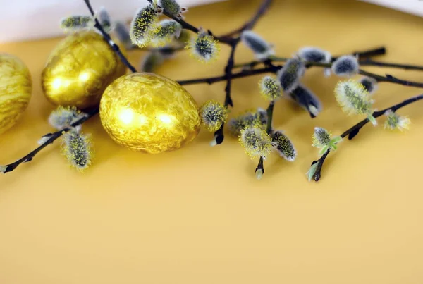 Πασχαλινό Φόντο Χρυσά Αυγά Και Ιτιά Κίτρινο Φόντο Πρότυπο Για — Φωτογραφία Αρχείου