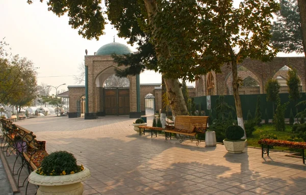 Kokand Uzbekistan Listopada Stary Cmentarz Mauzoleum Madari Khan Niebieską Kopułą — Zdjęcie stockowe