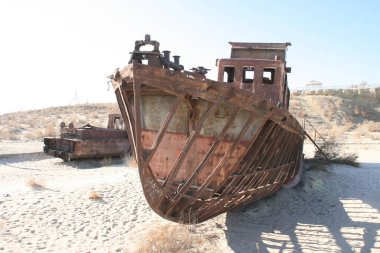 Moynaq (Moynoq veya Muynak), Özbekistan - Aralık 06 2019: Aral denizinde terk edilmiş paslı bir gemi. Ekolojik felaket. Aral Denizi 'nin dibi kuru. Dünyaca ünlü en büyük adam felaketi yarattı.. 
