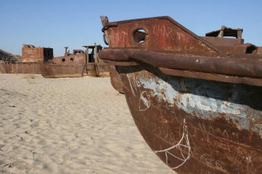 Moynaq (Moynoq veya Muynak), Özbekistan - Aralık 06 2019: Aral denizinde terk edilmiş paslı bir gemi. Ekolojik felaket. Aral Denizi 'nin dibi kuru. Dünyaca ünlü en büyük adam felaketi yarattı.. 