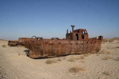 Moynaq (Moynoq veya Muynak), Özbekistan - Aralık 06 2019: Aral denizinde terk edilmiş paslı bir gemi. Ekolojik felaket. Aral Denizi 'nin dibi kuru. Dünyaca ünlü en büyük adam felaketi yarattı.. 
