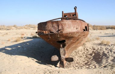 Moynaq (Moynoq veya Muynak), Özbekistan - Aralık 06 2019: Aral denizinde terk edilmiş paslı bir gemi. Ekolojik felaket. Aral Denizi 'nin dibi kuru. Dünyaca ünlü en büyük adam felaketi yarattı.. 