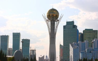 Astana şehri, Kazakistan, 15 Ağustos 2019: Baiterek anıtı. Astana 'daki Kazakistan' ın ana sembolü. Modern mimari Astana.