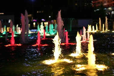 Nur-Sultan, Kazakistan - 24 Ağustos 2019 - geceleyin Astana 'nın başkenti Kazakistan' da çeşmeli park.