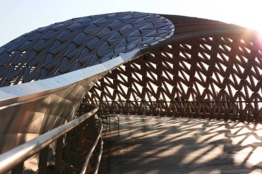 Nur-Sultan, Kazakistan - 19 Ağustos 2019: Ishim Nehri üzerindeki Modern Pedestrian Atyrau köprüsünün iç manzarası.