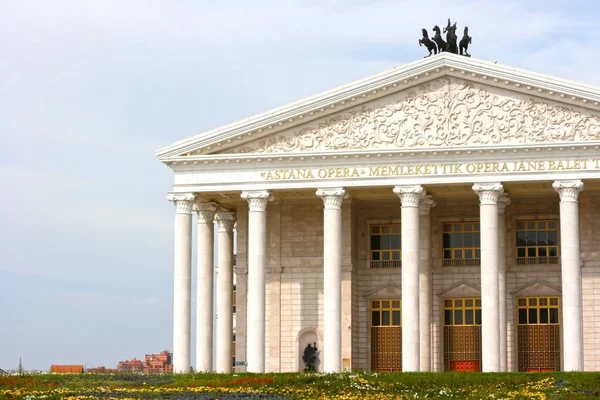 Astana (Nur-Sultan), Kazakistan 19 Ağustos 2019: Kazakistan 'ın başkenti Nur-Sultan' daki Astana Operasının önü