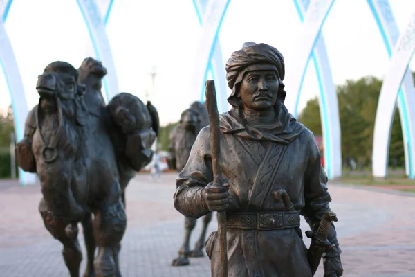 Nur-Sultan, Astana, Kazakistan - 20 Ağustos 2019: Astana 'daki Jetisy Parkı' nda bir kazak adam ve develerin heykeli.