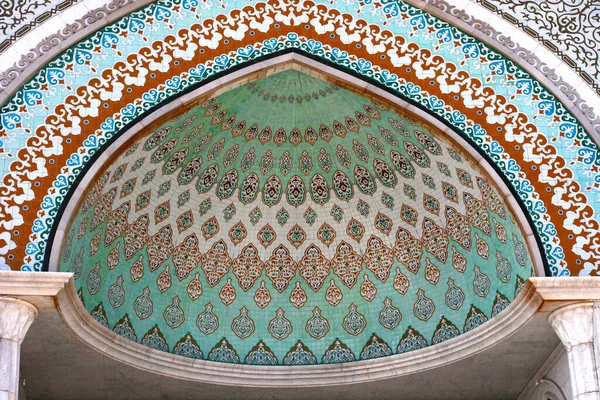 2019年8月20日 哈萨克斯坦阿斯塔纳市 Azeret Sultan清真寺 清真寺内的伊斯兰装饰 — 图库照片