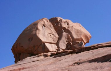 Bektau-Ata Yolu. Bektau dağları. Yazın Kazakistan 'daki Bektau Ata' da kaya oluşumları. Çöl dağları Bektau-Ata. Dağlara odaklan.