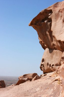 Bektau-Ata Yolu. Bektau dağları. Yazın Kazakistan 'daki Bektau Ata' da kaya oluşumları. Çöl dağları Bektau-Ata. Dağlara odaklan.