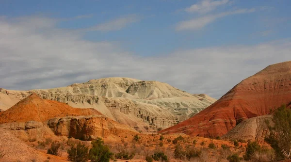 Montañas Aktau Amanecer Hermoso Paisaje Coloridas Montañas Desierto Reserva Natural — Foto de Stock