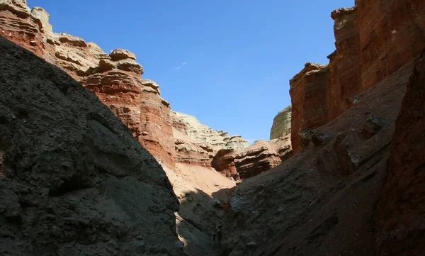 Aktau Dağları Gün Doğumunda Çöldeki Renkli Dağların Güzel Manzarası Doğa — Stok fotoğraf