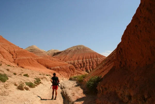 Aktau Mountains Kazakhstan 2019 Tourist Standing Desert Mountain Beautiful Landscape — Stock Photo, Image