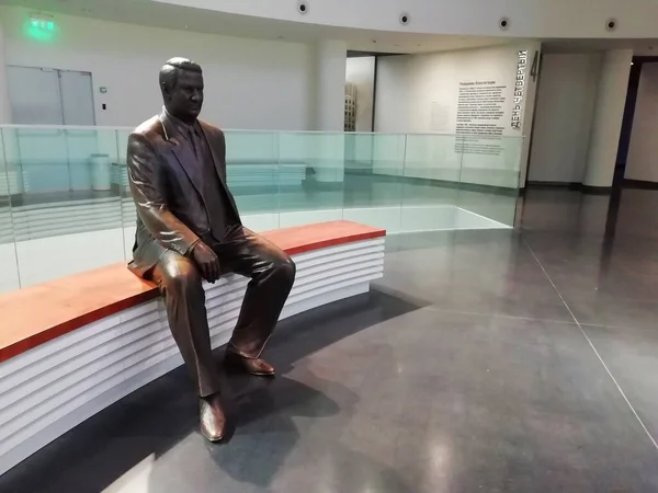 Yekaterinburg, Rusya - Şubat 12021: Boris Yeltsin Anıtı Boris Yeltsin Başkanlık Merkezi içinde. Yekaterinburg 'daki Sosyal, Kültür ve Eğitim Merkezi.
