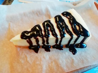 Masada klasik New York peynirli keki dilimi. Yan görüş. Yakın görünüm