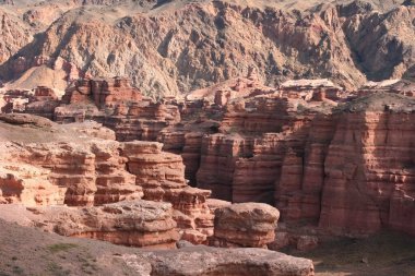 Charyn Kanyonu, Güney Doğu Kazakistan, 2019 yazı. Kırmızı kaya kanyonu manzarası. Red Rock Kanyon Çölü 'nde patika. Kızıl Kaya Kanyonu çöl manzarası. Kazakistan 'daki sarı-kırmızı kanyon kayaları.