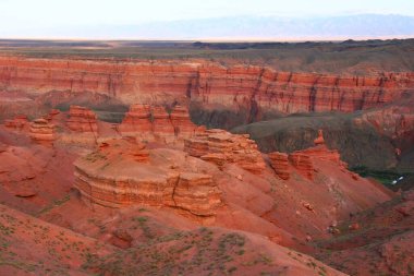 Charyn Kanyonu, Güney Doğu Kazakistan, 2019 yazı. Kırmızı kaya kanyonu manzarası. Red Rock Kanyon Çölü 'nde patika. Kızıl Kaya Kanyonu çöl manzarası. Kazakistan 'daki sarı-kırmızı kanyon kayaları.