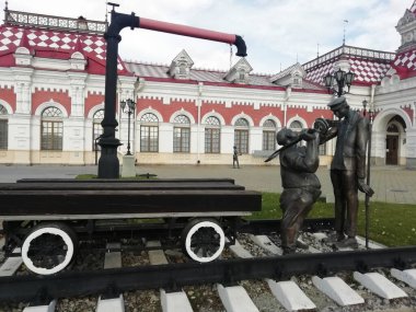 Yekaterinburg, Rusya - 20.09.2020: Sverdlovsk tren istasyonunun geçmişteki inşasında yer alan Tarih, Bilim ve Teknoloji Müzesi. Eski demiryolu yakınlarında iki demiryolu işçisinin heykeli