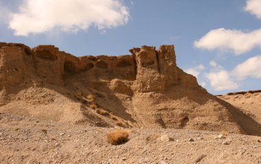 Murghab ve Ak Baital geçidi, Gorno-Badakshan, Tacikistan arasındaki Pamir Karayolu 'ndaki yüksek irtifalı kırmızı çöl manzarası.