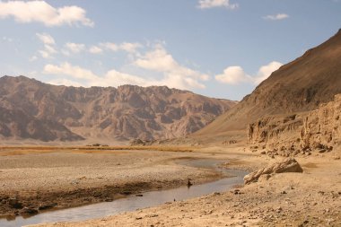 Tacikistan 'ın Murghab ilçesi Gorno-Badakshan yüksek dağlarındaki Kyzyl Sanat sınırına yakın Pamir Otoyolu boyunca uzanan çarpıcı yüksek rakımlı dağ manzarası. Fotoğraf alanı kopyala