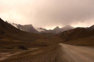 Tacikistan 'ın Pamir bölgesindeki Gorno-Badakshan' daki karlı dağların muhteşem manzarası. Pamir dağlarının tepeleri karla kaplıydı.
