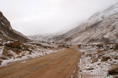 Ak-Baital Geçidi 'ndeki dağların panoraması karlı yüksek dağlar ve vadi manzaralı. Tacikistan 'daki Pamir otoyolundaki dağlara bak