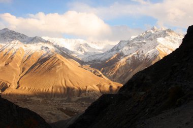 Hindukush veya Hindu kush dağ sırtı, Tacikistan ve Afganistan 'ın akşam manzarası, Pamir otoyolu veya Pamirskij trakt manzarası