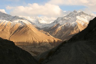 Hindukush veya Hindu kush dağ sırtı, Tacikistan ve Afganistan 'ın akşam manzarası, Pamir otoyolu veya Pamirskij trakt manzarası