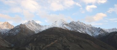 Hindukush veya Hindu kush dağ sırtı, Tacikistan ve Afganistan 'ın akşam manzarası, Pamir otoyolu veya Pamirskij trakt manzarası