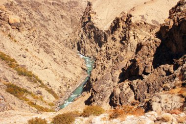 Tacikistan ve Afganistan arasındaki Panj Nehri (Pyandzh). Soldan oyulmuş Pamir Otoyolu. Pamir Dağları, Orta Asya. Hızlı Mavi Nehir. 