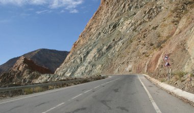 Pamir otoyolu M41 uluslararası karayolu veya Pamirskij trakt. Panj Nehri ve Pamir Dağları. Panj, Amu Darya nehrinin üst kısmıdır. Panoramik manzara. Tacikistan ve Afganistan sınırı, Gorno-badakhshan bölgesi.