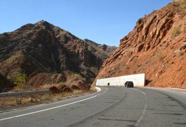 Pamir otoyolu M41 uluslararası karayolu veya Pamirskij trakt. Panj Nehri ve Pamir Dağları. Panj, Amu Darya nehrinin üst kısmıdır. Panoramik manzara. Tacikistan ve Afganistan sınırı, Gorno-badakhshan bölgesi.