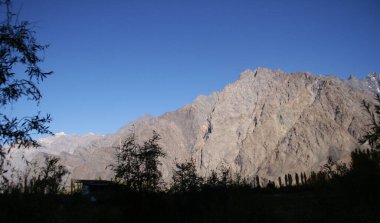 Güzel dağ yürüyüşü yolu açık mavi gökyüzü ve Tacikistan 'daki Fann dağlarındaki kayalık tepeler. Pamir Yolu