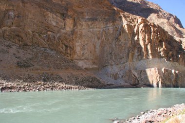 Tacikistan ve Afganistan arasındaki Panj Nehri (Pyandzh). Soldan oyulmuş Pamir Otoyolu. Pamir Dağları, Orta Asya. Hızlı Mavi Nehir. 