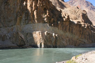 Tacikistan ve Afganistan arasındaki Panj Nehri (Pyandzh). Soldan oyulmuş Pamir Otoyolu. Pamir Dağları, Orta Asya. Hızlı Mavi Nehir. 