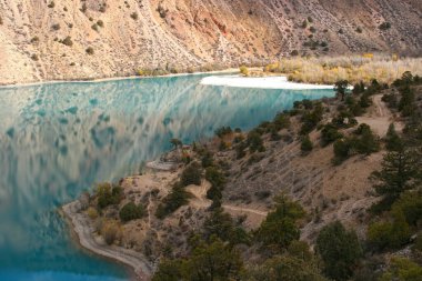 Turkuaz Gölü Iskanderkul (İskander Kul) Fann dağları, Tacikistan, Orta Asya. İskanderkul Gölü 'nün yansıması Fann Dağları