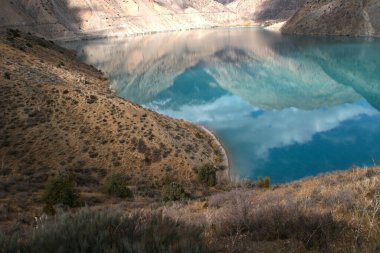 Turkuaz Gölü Iskanderkul (İskander Kul) Fann dağları, Tacikistan, Orta Asya. İskanderkul Gölü 'nün yansıması Fann Dağları